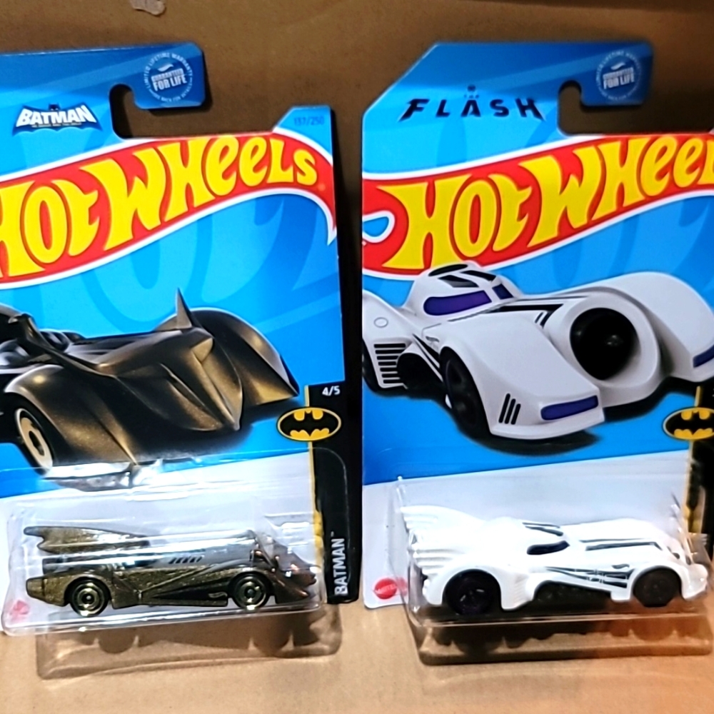 Hot Wheels Batmobile 2 Car set